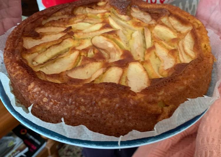 Bizcocho de manzana fácil y jugoso