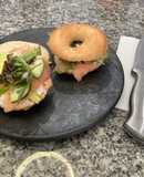 Bagel de salmón ahumado