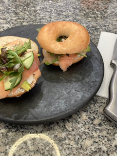 Una foto de Bagel de salmón ahumado