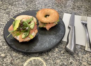 Una foto de Bagel de salmón ahumado