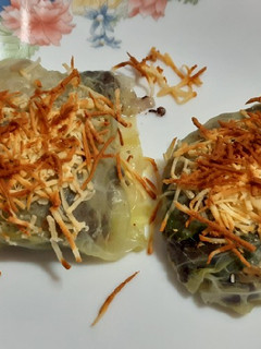 Una foto de Hojas de col rellenas de verduras y morcilla de Burgos