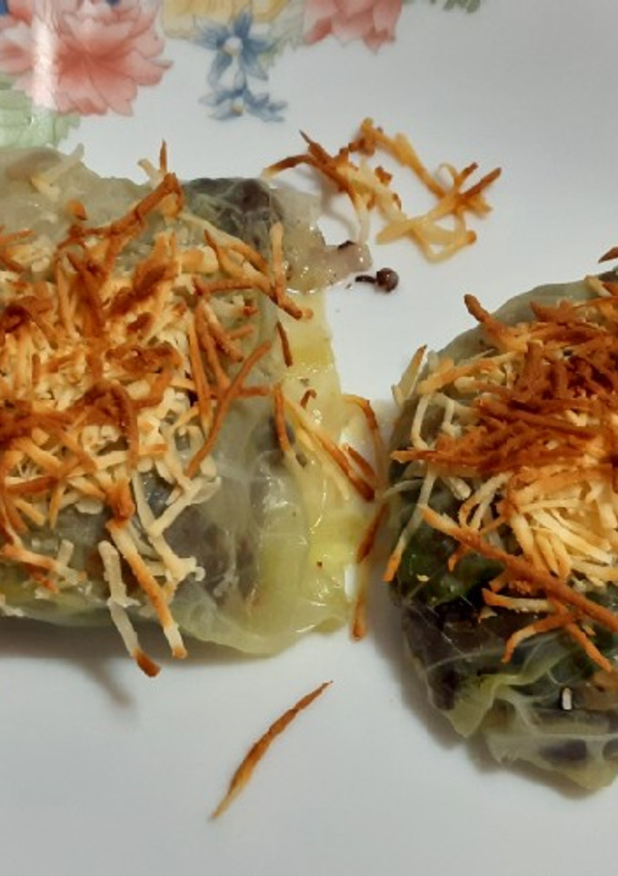 Una foto de Hojas de col rellenas de verduras y morcilla de Burgos