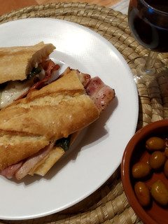 Una foto de Bocata de bacon con queso y pimientos