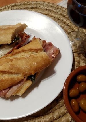 Foto principal de Bocata de bacon con queso y pimientos