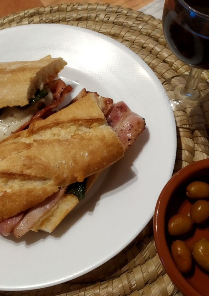 Una foto de Bocata de bacon con queso y pimientos