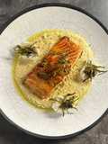 Salmone al Miso su Crema di Edamame con Chips di Riso, Nori Croccante e Caviale