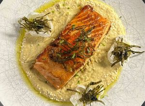 Foto di Salmone al Miso su Crema di Edamame con Chips di Riso, Nori Croccante e Caviale