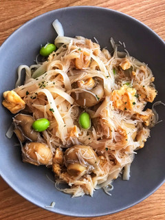 Una foto de Pasta de arroz con huevo y edamame 🥚