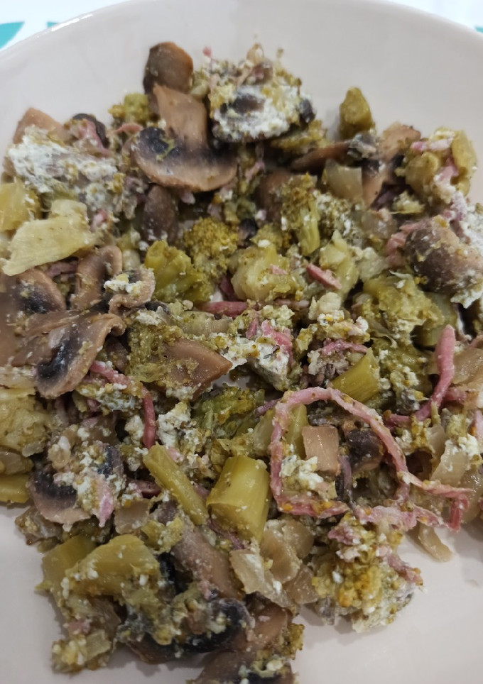 Una foto de Salteado de brócoli con jamón y champiñones