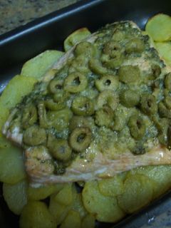 Una foto de Salmón al horno con aceitunas