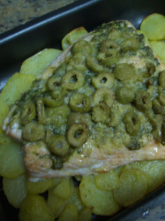 Una foto de Salmón al horno con aceitunas