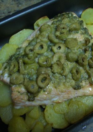 Una foto de Salmón al horno con aceitunas