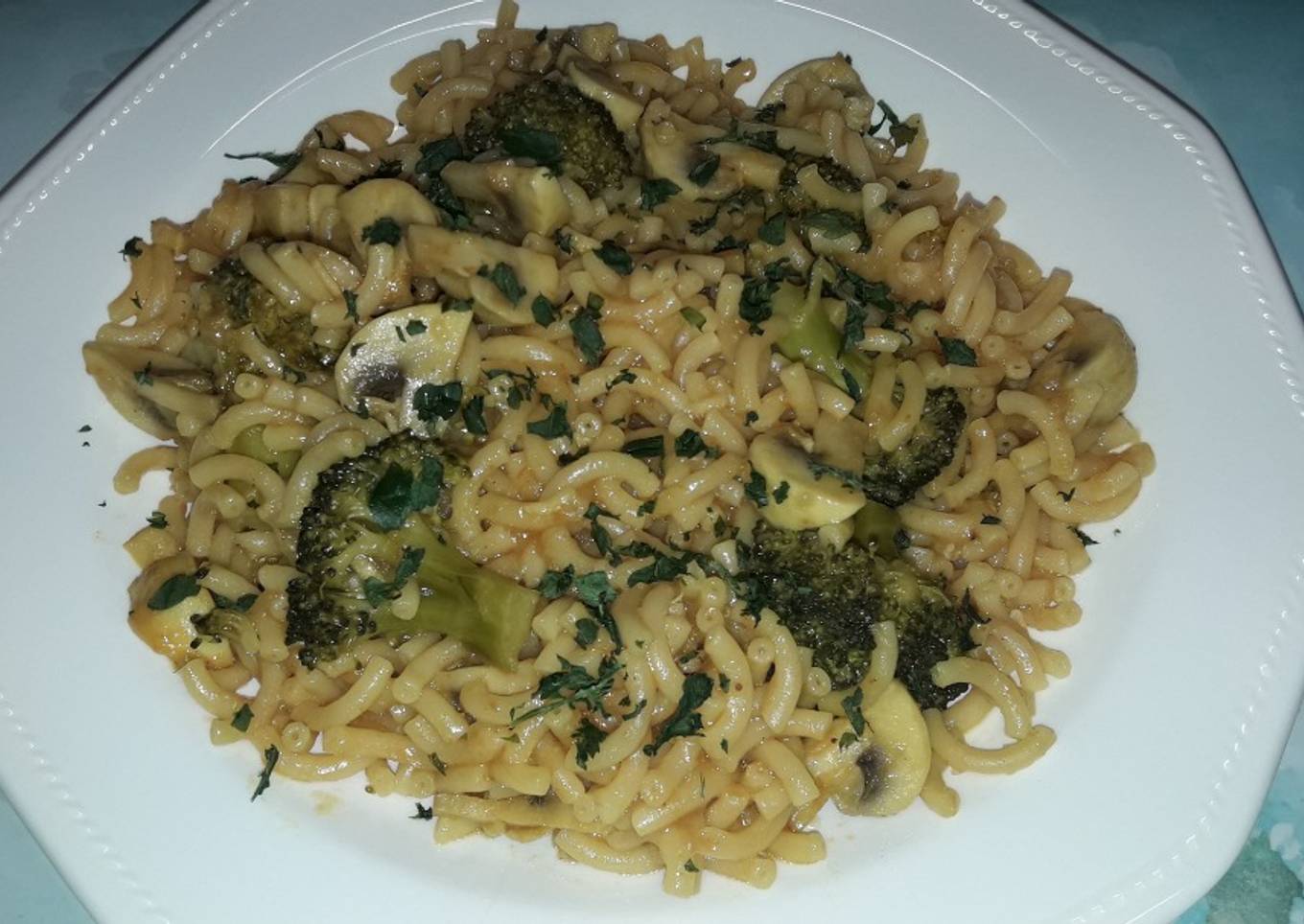 Fideos con brócoli y champiñones