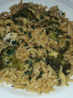 Una foto de Fideos con brócoli y champiñones