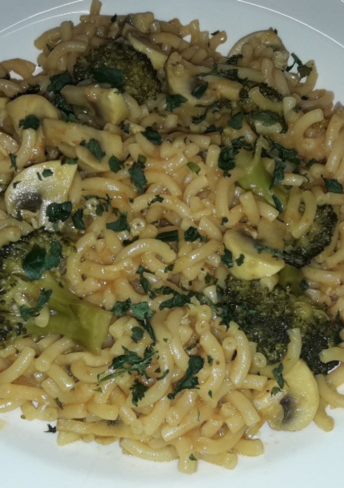 Una foto de Fideos con brócoli y champiñones