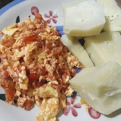 A picture of Boiled yam and egg sauce.