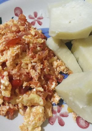A picture of Boiled yam and egg sauce.