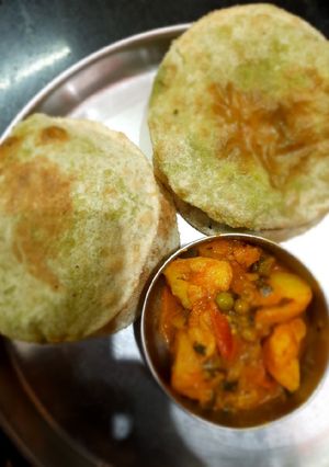 A picture of Matar kachori.