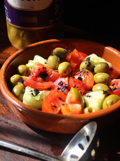 Una foto de Ensalada de berenjena y tomate con sal negra