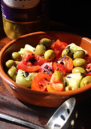 Foto principal de Ensalada de berenjena y tomate con sal negra