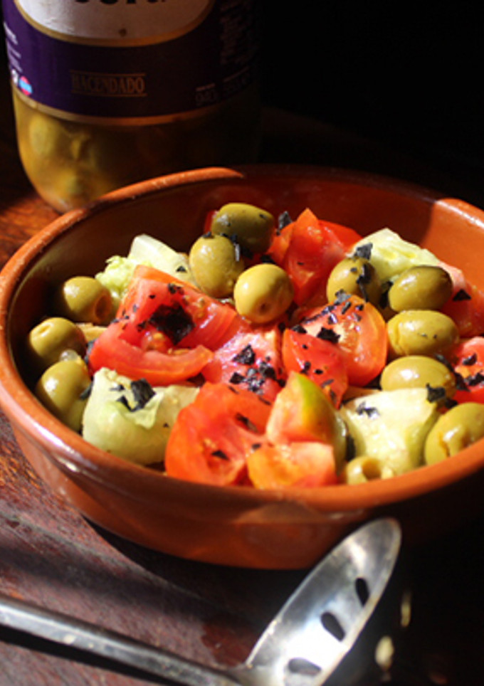 Una foto de Ensalada de berenjena y tomate con sal negra