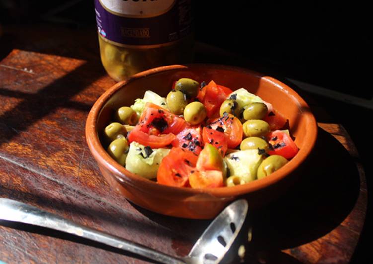 Ensalada de berenjena y tomate con sal negra
