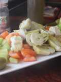 Ensalada de alcachofas y pepino con coches de huevo