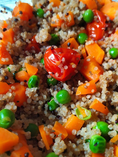 Una foto de Quinoa con verduras