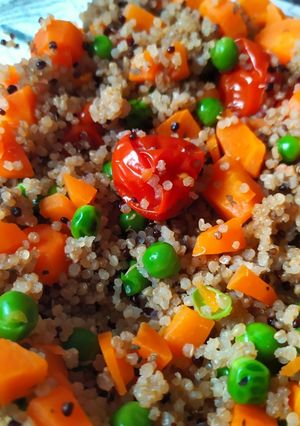 Una foto de Quinoa con verduras