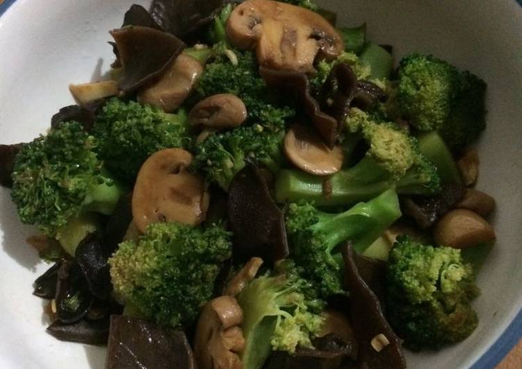Langkah Mudah untuk Menyiapkan Brokoli cah jamur Anti Gagal