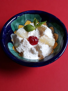 Una foto de Piña en almíbar con leche de coco y ron