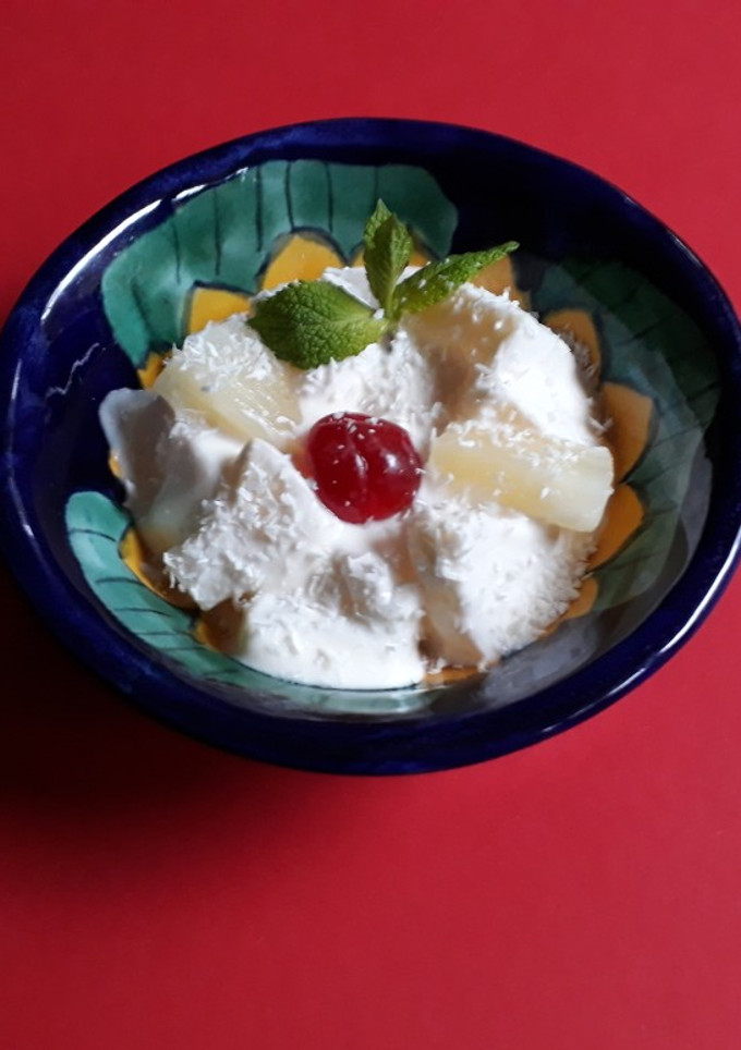 Una foto de Piña en almíbar con leche de coco y ron