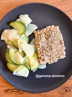 Una foto de 🐟 Salmón con costra de frutos secos 🌰