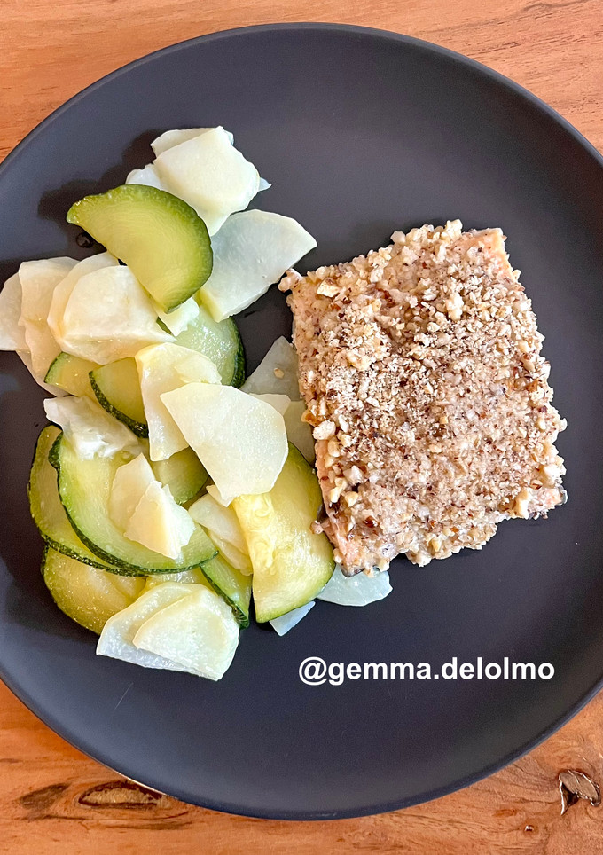 Una foto de 🐟 Salmón con costra de frutos secos 🌰