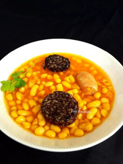 Una foto de Habichuelas con morcilla de arroz (fabes)