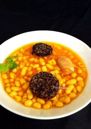 Una foto de Habichuelas con morcilla de arroz (fabes)