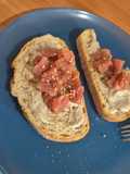Tosta de tartar de atún con mayonesa trufada