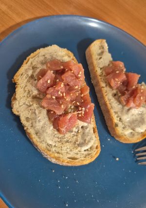 Una foto de Tosta de tartar de atún con mayonesa trufada