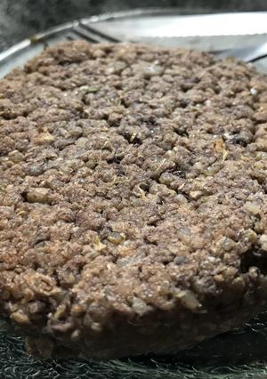 Una foto de Hamburguesas de quinoa y porotos negros. Sin huevo ni lácteos!
