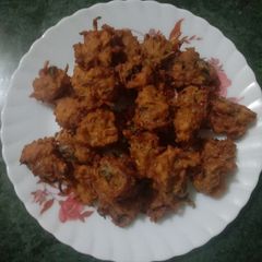 A picture of Potato onion fritters / aloo pyaz ke pakode.