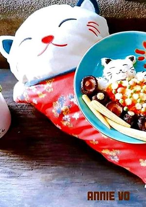 Hình của món Cơm bento: Mèo con mặc áo hoa (Đùi gà nướng và rau củ luộc).