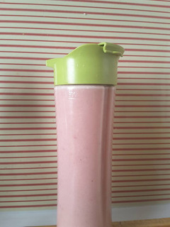 Una foto de Leche de plátano con frutilla