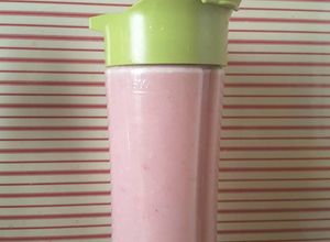 Una foto de Leche de plátano con frutilla