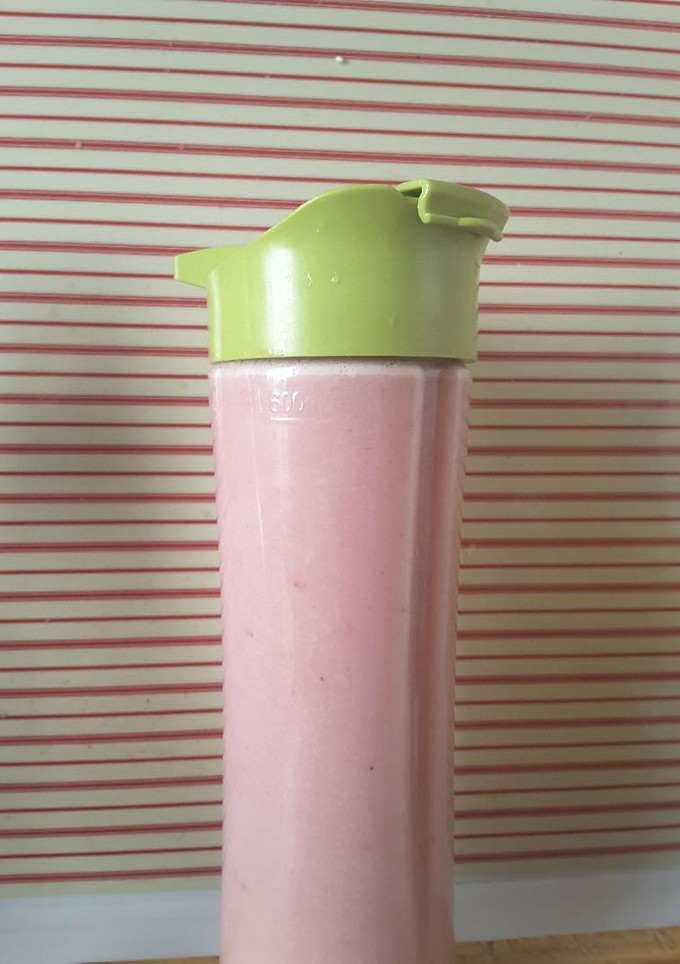 Una foto de Leche de plátano con frutilla