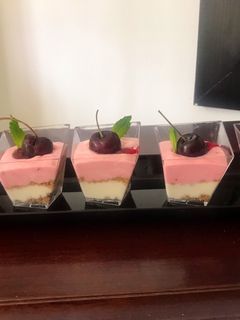 Una foto de Cheesecake de frutos rojos en vasitos