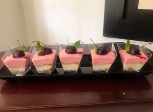 Una foto de Cheesecake de frutos rojos en vasitos
