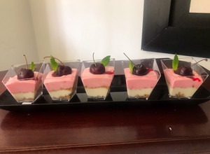 Una foto de Cheesecake de frutos rojos en vasitos