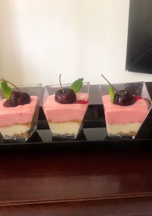 Una foto de Cheesecake de frutos rojos en vasitos