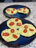 Tostada de aguacate con pollo