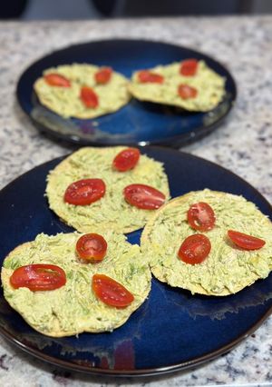 Una foto de Tostada de aguacate con pollo
